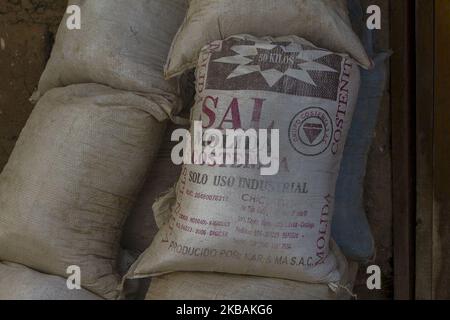 Sacs de sel recueillis des étangs d'évaporation de sel situés dans la ville de Maras près de Cusco Pérou dans la vallée sacrée des Incas sur 14 juillet 2014. Les sacs pèsent chacun 50 kilos. Ces étangs sont utilisés depuis l'époque de l'Inca. Le sel est obtenu en évaporant l'eau salée d'un cours d'eau souterraine. Le flux est dirigé par un système de minuscules canaux construits de sorte que l'eau coule graduellement sur plusieurs centaines d'anciens étangs en terrasse. Lorsque l'eau s'évapore dans l'air andin aride, le sel précipite sous forme de cristaux blancs sur les murs et le sol des étangs. Photo de Tom O’Neill (photo de Thom Banque D'Images