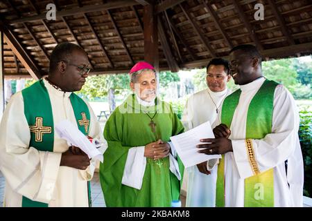 Mana, France, 6 juillet 2019. Aiku se prépare à participer à la messe du dimanche donnée par Mgr Lafont, évêque de Cayenne, lors de la rencontre pré-synodale des peuples autochtones de Guyane française. Il est actuellement en formation pour devenir diacre. (Photo par Emeric Fohlen/NurPhoto) Banque D'Images