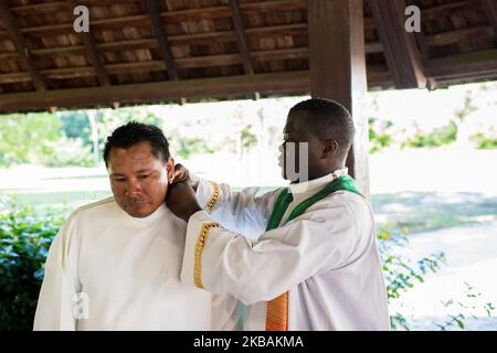 Mana, France, 6 juillet 2019. Aiku se prépare à participer à la messe du dimanche donnée par Mgr Lafont, évêque de Cayenne, lors de la rencontre pré-synodale des peuples autochtones de Guyane française. Il est actuellement en formation pour devenir diacre. (Photo par Emeric Fohlen/NurPhoto) Banque D'Images