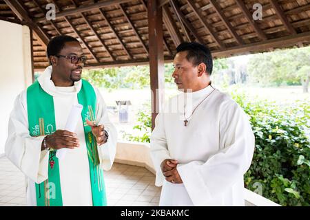 Mana, France, 6 juillet 2019. Aiku se prépare à participer à la messe du dimanche donnée par Mgr Lafont, évêque de Cayenne, lors de la rencontre pré-synodale des peuples autochtones de Guyane française. Il est actuellement en formation pour devenir diacre. (Photo par Emeric Fohlen/NurPhoto) Banque D'Images