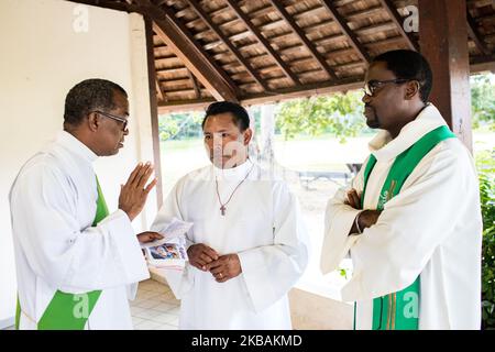 Mana, France, 6 juillet 2019. Aiku se prépare à participer à la messe du dimanche donnée par Mgr Lafont, évêque de Cayenne, lors de la rencontre pré-synodale des peuples autochtones de Guyane française. Il est actuellement en formation pour devenir diacre. (Photo par Emeric Fohlen/NurPhoto) Banque D'Images