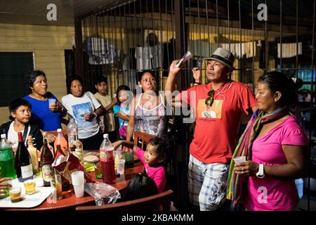 Grand-Santi, France, 3 juillet 2019. Aiku se réunit autour de sa délégation de Wayana Amérindiens descendant le fleuve Maroni pour assister à la réunion pré-synodale des peuples autochtones de Guyane française. (Photo par Emeric Fohlen/NurPhoto) Banque D'Images