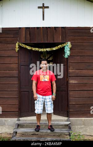 Maripasoula, France, 28 juin 2019. Portrait d'Aiku en face de l'église dans son village d'Ipokan Eute. Ce chef de village amérindien de Wayana est très impliqué dans sa communauté. Il est actuellement en formation pour devenir diacre. En l'absence du prêtre, il est chargé de célébrer la messe dans son village. (Photo par Emeric Fohlen/NurPhoto) Banque D'Images