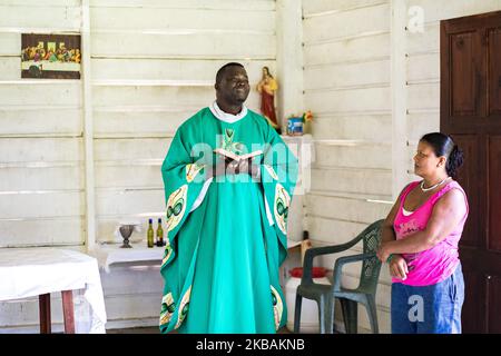 Maripasoula, France, 30 juin 2019. Le père Herve Cleze Moutaleno célèbre la messe dans son église près du village d'Ipokan Eute. Ce missionnaire congolais est attaché à la paroisse d'Antekum Pata parmi le peuple Wayana, l'un des six peuples amérindiens indigènes vivant en Guyane française. (Photo par Emeric Fohlen/NurPhoto) Banque D'Images