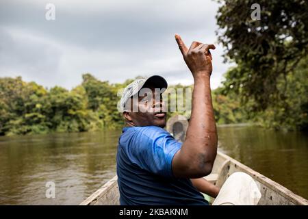 Maripasoula, France, 28 juin 2019. Le père Herve Cleze Moutaleno voyage d'un village à l'autre en canoë sur la rivière Maroni. Ce prêtre missionnaire sâme congolais est attaché à la paroisse d'Antekum Pata parmi le peuple Wayana, l'un des six peuples amérindiens indigènes vivant au Guyana. (Photo par Emeric Fohlen/NurPhoto) Banque D'Images