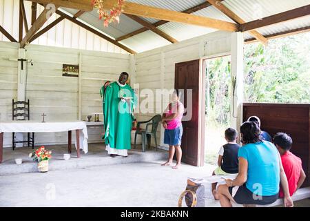 Maripasoula, France, 30 juin 2019. Le père Herve Cleze Moutaleno célèbre la messe dans son église près du village d'Ipokan Eute. Ce missionnaire congolais est attaché à la paroisse d'Antekum Pata parmi le peuple Wayana, l'un des six peuples amérindiens indigènes vivant en Guyane française. (Photo par Emeric Fohlen/NurPhoto) Banque D'Images