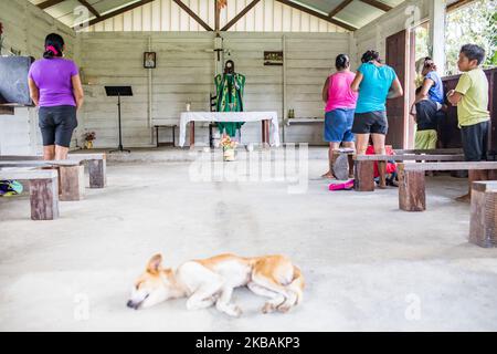 Maripasoula, France, 30 juin 2019. Le père Herve Cleze Moutaleno célèbre la messe dans son église près du village d'Ipokan Eute. Ce missionnaire congolais est attaché à la paroisse d'Antekum Pata parmi le peuple Wayana, l'un des six peuples amérindiens indigènes vivant en Guyane française. (Photo par Emeric Fohlen/NurPhoto) Banque D'Images