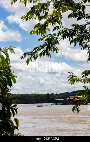 Maripasoula, France, 29 juin 2019. Les rives du Suriname vus de Maripasoula, du côté français de la rivière Maroni. Nous pouvons voir les nombreux supermarchés chinois qui sont la base d'approvisionnement pour tous les voyageurs sur la rivière. (Photo par Emeric Fohlen/NurPhoto) Banque D'Images