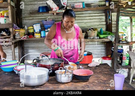 Maripasoula, France, 30 juin 2019. Yakapin prépare le repas communautaire dans sa cuisine après la messe du dimanche dans le village d'Ipokan Eute. (Photo par Emeric Fohlen/NurPhoto) Banque D'Images