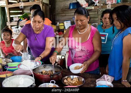 Maripasoula, France, 30 juin 2019. Les femmes servent les fidèles lors d'un repas communautaire après la messe du dimanche dans le village d'Ipokan Eute. (Photo par Emeric Fohlen/NurPhoto) Banque D'Images