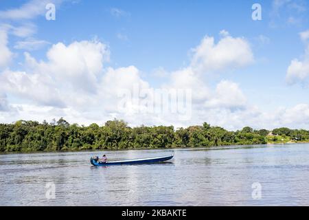 Maripasoula, France, 29 juin 2019. Une femme amérindienne et son canoë sur la rivière Maroni sur le chemin d'Antecume-Pata de Maripasoula. (Photo par Emeric Fohlen/NurPhoto) Banque D'Images