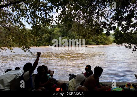 Grand-Santi, France, 3 juillet 2019. Le Surinam Pirogue monte sur la rivière Maroni. (Photo par Emeric Fohlen/NurPhoto) Banque D'Images