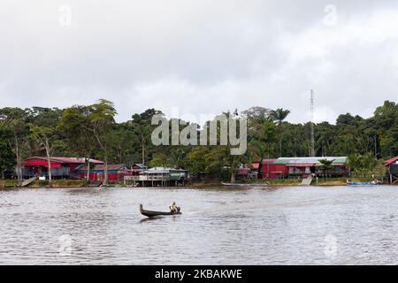 Grand-Santi, France, 3 juillet 2019. Les rives du Suriname vus de Grand-Santi, du côté français du fleuve Maroni. Nous pouvons voir les nombreux supermarchés chinois qui sont la base d'approvisionnement pour tous les voyageurs sur la rivière. (Photo par Emeric Fohlen/NurPhoto) Banque D'Images