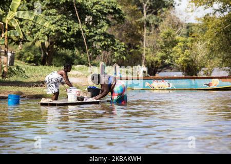 Grand Santi, France, 3 juillet 2019. Les femmes Bushinengue lavent leurs vêtements dans la rivière Maroni. (Photo par Emeric Fohlen/NurPhoto) Banque D'Images