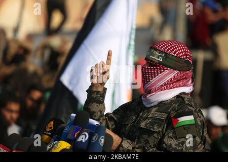 Abu Ubaida, porte-parole des Brigades Izz el-Deen al-Qassam, prend des gestes lorsqu'il parle lors d'une exposition militaire anti-israélienne dans le sud de la bande de Gaza 11 novembre 2019. (Photo de Majdi Fathi/NurPhoto) Banque D'Images