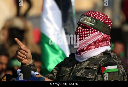 Abu Ubaida, porte-parole des Brigades Izz el-Deen al-Qassam, prend des gestes lorsqu'il parle lors d'une exposition militaire anti-israélienne dans le sud de la bande de Gaza 11 novembre 2019. (Photo de Majdi Fathi/NurPhoto) Banque D'Images