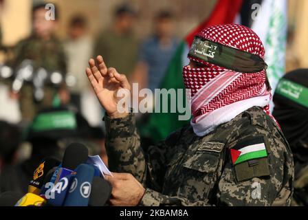 Abu Ubaida, porte-parole des Brigades Izz el-Deen al-Qassam, prend des gestes lorsqu'il parle lors d'une exposition militaire anti-israélienne dans le sud de la bande de Gaza 11 novembre 2019. (Photo de Majdi Fathi/NurPhoto) Banque D'Images