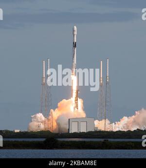 Une fusée SpaceX Falcon 9 s'élève de la station aérienne de Cape Canaveral et transporte 60 satellites Starlink sur 11 novembre 2019, à Cape Canaveral, en Floride. La constellation de Starlink comprendra éventuellement des milliers de satellites conçus pour fournir un service Internet à haute vitesse dans le monde entier. (Photo de Paul Hennessy/NurPhoto) Banque D'Images