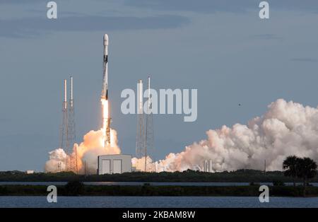 Une fusée SpaceX Falcon 9 s'élève de la station aérienne de Cape Canaveral et transporte 60 satellites Starlink sur 11 novembre 2019, à Cape Canaveral, en Floride. La constellation de Starlink comprendra éventuellement des milliers de satellites conçus pour fournir un service Internet à haute vitesse dans le monde entier. (Photo de Paul Hennessy/NurPhoto) Banque D'Images