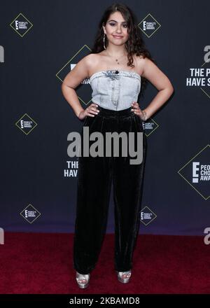 SANTA MONICA, LOS ANGELES, CALIFORNIE, Etats-Unis - NOVEMBRE 10: La chanteuse Alessia Cara porte Giorgio Armani arrive à la 2019 E! Les People's Choice Awards se tiennent au Barker Hangar on 10 novembre 2019 à Santa Monica, Los Angeles, Californie, États-Unis. (Photo par Xavier Collin/image Press Agency/NurPhoto) Banque D'Images