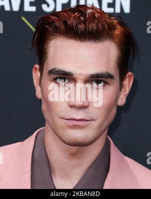 SANTA MONICA, LOS ANGELES, CALIFORNIE, États-Unis - NOVEMBRE 10: KJ APA arrive à la 2019 E! Les People's Choice Awards se tiennent au Barker Hangar on 10 novembre 2019 à Santa Monica, Los Angeles, Californie, États-Unis. (Photo par Xavier Collin/image Press Agency/NurPhoto) Banque D'Images