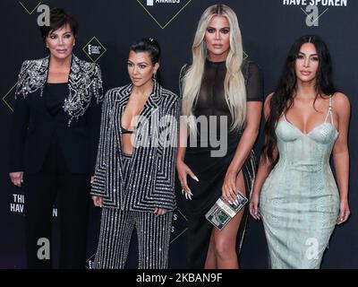 SANTA MONICA, LOS ANGELES, CALIFORNIE, Etats-Unis - NOVEMBRE 10: Kris Jenner, Kourtney Kardashian, Khloe Kardashian et Kim Kardashian West arrivez à la 2019 E! Les People's Choice Awards se tiennent au Barker Hangar on 10 novembre 2019 à Santa Monica, Los Angeles, Californie, États-Unis. (Photo par Xavier Collin/image Press Agency/NurPhoto) Banque D'Images