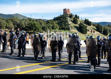 Les policiers français tentent de dégager l'autoroute A9 alors que des manifestants séparatistes catalans bloquent la frontière entre la France et l'Espagne sur 11 novembre 2019 à El Pertus, en Espagne. (Photo par Adria Salido Zarco/NurPhoto) Banque D'Images