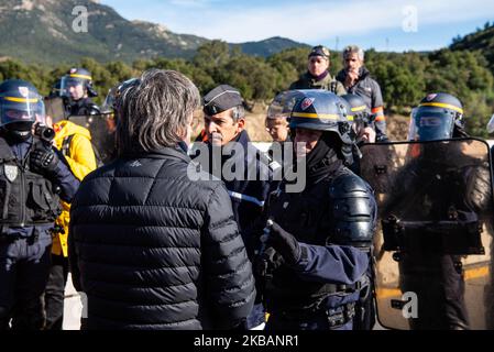 Les policiers français tentent de dégager l'autoroute A9 alors que des manifestants séparatistes catalans bloquent la frontière entre la France et l'Espagne sur 11 novembre 2019 à El Pertus, en Espagne. (Photo par Adria Salido Zarco/NurPhoto) Banque D'Images