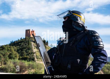 Les policiers français tentent de dégager l'autoroute A9 alors que des manifestants séparatistes catalans bloquent la frontière entre la France et l'Espagne sur 11 novembre 2019 à El Pertus, en Espagne. (Photo par Adria Salido Zarco/NurPhoto) Banque D'Images