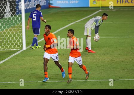 Jayden Braaf des pays-Bas célèbre le troisième but de son équipe avec ses coéquipiers lors du match de quart de finale entre les pays-Bas et le Paraguay lors de la coupe du monde FIFA U-17 Brésil à l'Estadio Kleber Andrade on 10 novembre 2019 à Vitoria, Brésil. (Photo de Gilson Borba/NurPhoto) Banque D'Images