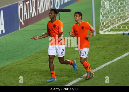 Jayden Braaf des pays-Bas célèbre le troisième but de son équipe avec ses coéquipiers lors du match de quart de finale entre les pays-Bas et le Paraguay lors de la coupe du monde FIFA U-17 Brésil à l'Estadio Kleber Andrade on 10 novembre 2019 à Vitoria, Brésil. (Photo de Gilson Borba/NurPhoto) Banque D'Images