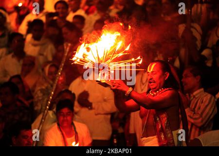 Un prêtre hindou est titulaire d'une lampe traditionnelle alors qu'il effectue des prières du soir appelées 'maha Aarti' sur le lac Pushkar, à Pushkar Rajasthan, en Inde, le 11 novembre 2019. (Photo par STR/NurPhoto) Banque D'Images