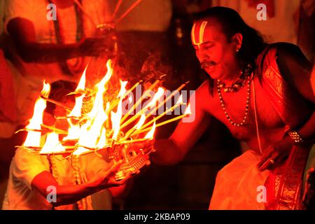 Un prêtre hindou est titulaire d'une lampe traditionnelle alors qu'il effectue des prières du soir appelées 'maha Aarti' sur le lac Pushkar, à Pushkar Rajasthan, en Inde, le 11 novembre 2019. (Photo par STR/NurPhoto) Banque D'Images