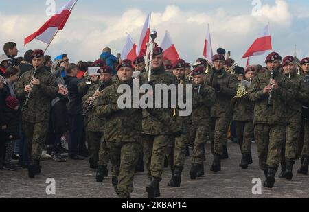 La bande militaire mène la marche de l'indépendance près du château de Wawel les célébrations officielles de Cracovie du 11th novembre - jour de l'indépendance polonaise, et le 101st anniversaire de la restauration de la souveraineté de la Pologne comme deuxième République polonaise en 1918. Sur l'11 novembre 1918, la Pologne a retrouvé son indépendance après 123 ans de captivité, au cours de laquelle la Pologne était sous le régime de trois pays de partition : l'Autriche, la Prusse et la Russie. (Photo par Artur Widak/NurPhoto) Banque D'Images