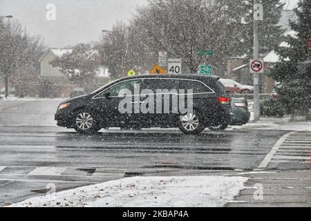 La tempête de neige hivernale a frappé Toronto, Ontario, Canada, on 11 novembre 2019. La tempête devrait tomber entre 10-15 centimètres de neige dans la région du Grand Toronto. (Photo de Creative Touch Imaging Ltd./NurPhoto) Banque D'Images