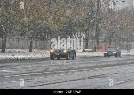 La tempête de neige hivernale a frappé Toronto, Ontario, Canada, on 11 novembre 2019. La tempête devrait tomber entre 10-15 centimètres de neige dans la région du Grand Toronto. (Photo de Creative Touch Imaging Ltd./NurPhoto) Banque D'Images