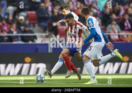 Angel Correa de l'Atlético de Madrid et Javi Lopez d'Espanyol se battent pour le ballon pendant le match de la Ligue entre le Club Atlético de Madrid et le RCD Espanyol à Wanda Metropolitano sur 10 novembre 2019 à Madrid, Espagne. (Photo de Jose Breton/Pics action/NurPhoto) Banque D'Images