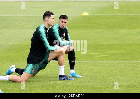 Cristiano Ronaldo (L), l'avant-projet portugais, se réchauffe avec le défenseur portugais Joao Cancelo lors d'une séance d'entraînement au camp d'entraînement de Cidade do Futebol (ville de football) à Oeiras, au Portugal, sur 12 novembre 2019, avant le match de qualification de l'UEFA POUR L'EURO 2020 contre la Lituanie. (Photo par Pedro Fiúza/NurPhoto) Banque D'Images