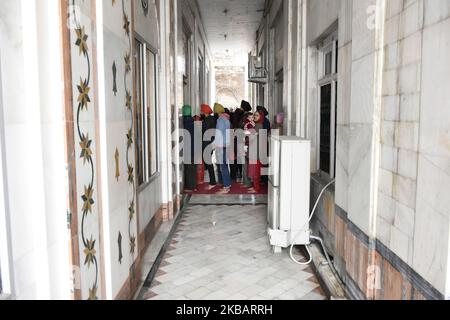 Les fidèles sikhs de Kashmiri visitent Gurudwara à l'occasion de l'anniversaire de naissance de Guru Nanak à Srinagar, au Cachemire administré par l'Inde, le 12 novembre 2019. Les Sikhs du monde entier célèbrent l'anniversaire 550th de Guru Nanak Dev. (Photo de Muzamil Mattoo/NurPhoto) Banque D'Images