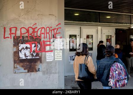 Les étudiants de Nantes, France, se sont rassemblés le 12 novembre 2019 sur le campus de Tertre à la suite de l'appel national lancé par les syndicats étudiants (FUNU, solidaires Etudiants) En hommage à l'étudiant qui a immolé le vendredi 8 novembre 2019 devant le CROUS de Lyon pour mettre en garde contre la précarité financière dans laquelle il était.selon Fage (Fédération générale des associations étudiantes), 20% des étudiants vivent en dessous du seuil de pauvreté. . (Photo par Estelle Ruiz/NurPhoto) Banque D'Images