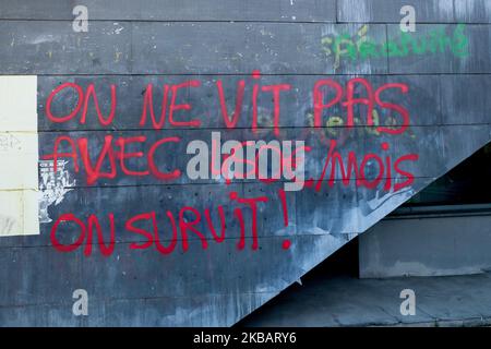 Les étudiants de Nantes, France, se sont rassemblés le 12 novembre 2019 sur le campus de Tertre à la suite de l'appel national lancé par les syndicats étudiants (FUNU, solidaires Etudiants) En hommage à l'étudiant qui a immolé le vendredi 8 novembre 2019 devant le CROUS de Lyon pour mettre en garde contre la précarité financière dans laquelle il était.selon Fage (Fédération générale des associations étudiantes), 20% des étudiants vivent en dessous du seuil de pauvreté. . (Photo par Estelle Ruiz/NurPhoto) Banque D'Images