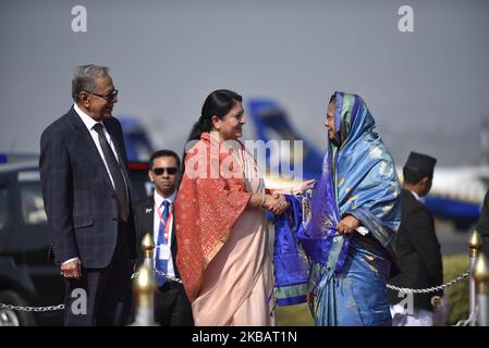 Le président népalais Bidhya Devi Bhandari souhaite la bienvenue à la première dame du Bangladesh, Rashida Hamid, pour une visite de quatre jours à Katmandou, au Népal, mardi, à 12 novembre 2019. (Photo de Narayan Maharajan/NurPhoto) Banque D'Images