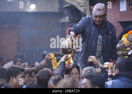 Un prêtre offrant de l'eau sainte aux dévotés le dernier jour du festival Adinath Mela à Chobhar, Kirtipur, Katmandou, Népal, mardi, 12 novembre, 2019. Au mois d'octobre ou novembre de Kojagrat purnima à Kartik purnima pendant un mois, les gens visitent le temple d'Adinath le matin pour effectuer des rituels spéciaux puja et fonction rituelle pendant Adinath Mela. (Photo de Narayan Maharajan/NurPhoto) Banque D'Images