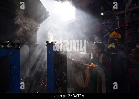Les dévotés népalais offrant la puja rituelle dans le temple le dernier jour du festival Adinath Mela à Chobhar, Kirtipur, Katmandou, Népal le mardi, 12 novembre, 2019. Au mois d'octobre ou novembre de Kojagrat purnima à Kartik purnima pendant un mois, les gens visitent le temple d'Adinath le matin pour effectuer des rituels spéciaux puja et fonction rituelle pendant Adinath Mela. (Photo de Narayan Maharajan/NurPhoto) Banque D'Images