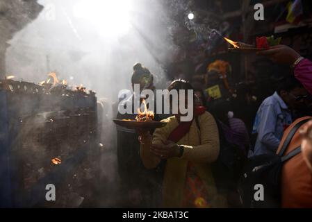 Les dévotés népalais offrant la puja rituelle dans le temple le dernier jour du festival Adinath Mela à Chobhar, Kirtipur, Katmandou, Népal le mardi, 12 novembre, 2019. Au mois d'octobre ou novembre de Kojagrat purnima à Kartik purnima pendant un mois, les gens visitent le temple d'Adinath le matin pour effectuer des rituels spéciaux puja et fonction rituelle pendant Adinath Mela. (Photo de Narayan Maharajan/NurPhoto) Banque D'Images