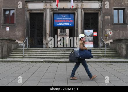 Un homme marche devant le Centre administratif HTS à Nowa Huta - bâtiment 'S', à Tadeusz Sendzimir Steelworks (polonais : Huta im. T. Sendzimira) à Nowa Huta, propriété d'Arcelor-Mittal, le plus grand producteur d'acier au monde. Aujourd'hui, ArcelorMittal Pologne a annoncé un arrêt temporaire de son haut fourneau et de son usine sidérurgique à Cracovie-Nowa Huta sur 23 novembre, en raison d'une baisse des perspectives sur le marché. Mardi, 12 novembre 2019, à Nowa Huta, Cracovie, Pologne. (Photo par Artur Widak/NurPhoto) Banque D'Images