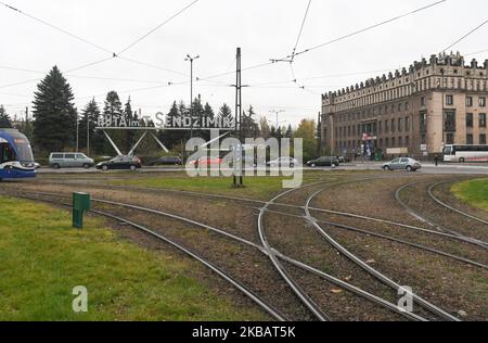 Vue générale de la porte n° 1 et du Centre administratif HTS de Nowa Huta - bâtiment 'S', à Tadeusz Sendzimir Steelworks (polonais : Huta im. T. Sendzimira) à Nowa Huta, propriété d'Arcelor-Mittal, le plus grand producteur d'acier au monde. Aujourd'hui, ArcelorMittal Pologne a annoncé un arrêt temporaire de son haut fourneau et de son usine sidérurgique à Cracovie-Nowa Huta sur 23 novembre, en raison d'une baisse des perspectives sur le marché. Mardi, 12 novembre 2019, à Nowa Huta, Cracovie, Pologne. (Photo par Artur Widak/NurPhoto) Banque D'Images