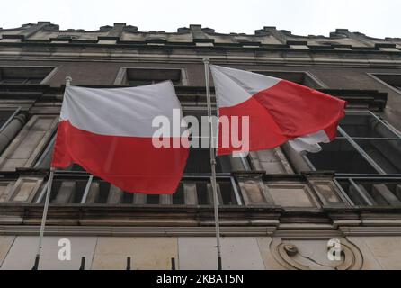 Drapeaux nationaux polonais attachés à la façade du Centre administratif HTS de Nowa Huta - bâtiment 'S', à Tadeusz Sendzimir steelworks (polonais : Huta im. T. Sendzimira) à Nowa Huta, propriété d'Arcelor-Mittal, le plus grand producteur d'acier au monde. Aujourd'hui, ArcelorMittal Pologne a annoncé un arrêt temporaire de son haut fourneau et de son usine sidérurgique à Cracovie-Nowa Huta sur 23 novembre, en raison d'une baisse des perspectives sur le marché. Mardi, 12 novembre 2019, à Nowa Huta, Cracovie, Pologne. (Photo par Artur Widak/NurPhoto) Banque D'Images