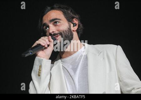 Marco Mengoni se produit sur scène lors d'un concert à la Grana Padano Arena sur 12 novembre 2019 à Mantova, en Italie. (Photo par Emmanuele Ciancaglini/NurPhoto) Banque D'Images