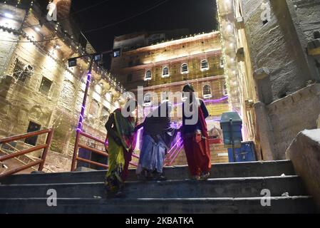 Décoration lumineuse sur les ghats de la rivière Ganga lors du festival Dev Deepawali, Varanasi, Inde, 12 novembre 2019. Dev Deepawali est le festival de Kartik Purnima, célébré à Varanasi, Inde. Il est célébré après 15 jours du festival Diwali. Les gens louent les lampes en terre sur tous les ghats de la rivière Ganga pendant le festival Dev Deepawali à Varanasi, Inde. (Photo par Indranil Aditya/NurPhoto) Banque D'Images